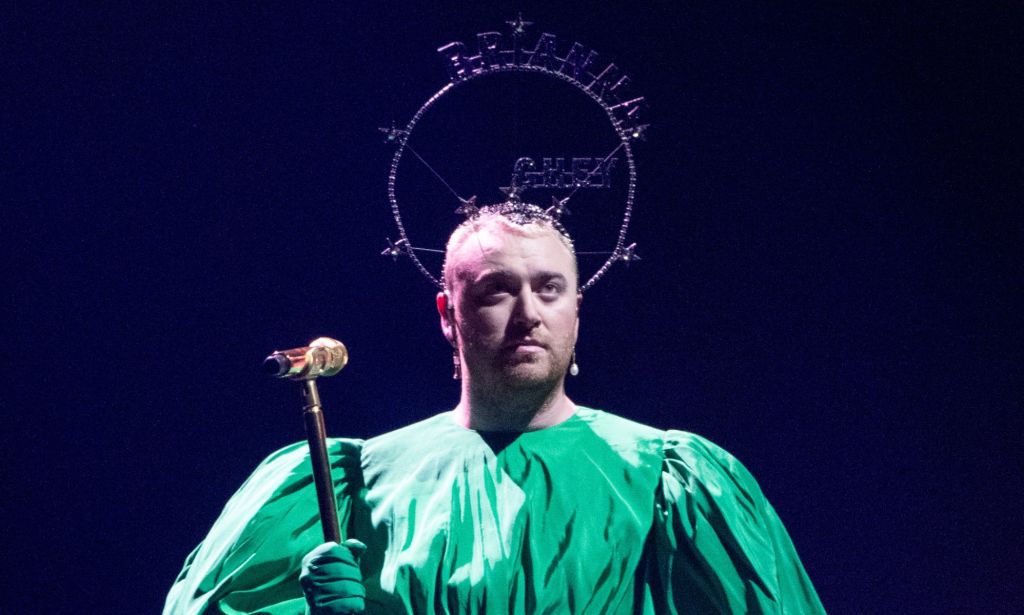 Sam Smith usa un tocado con Brianna Ghey escrito en él en el Gloria Tour.