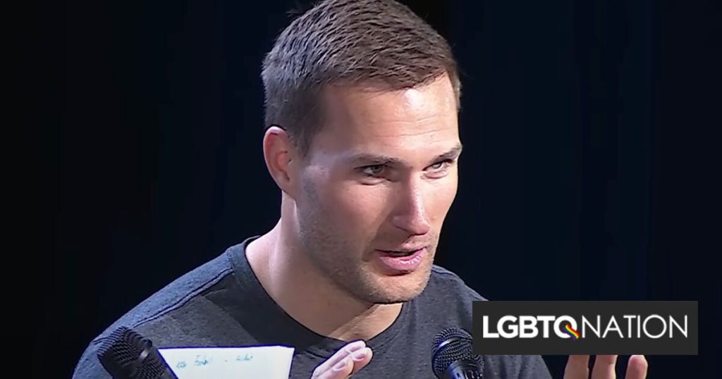 El mariscal de campo de la NFL Kirk Cousins ​​se asoció con un grupo de odio rabiosamente anti-LGBTQ+