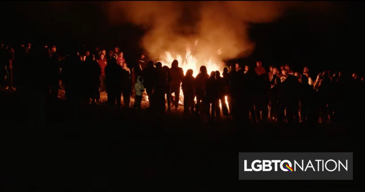 El pastor del odio quema libros de Halloween para librar al mundo de la brujería y lo transmite todo en vivo