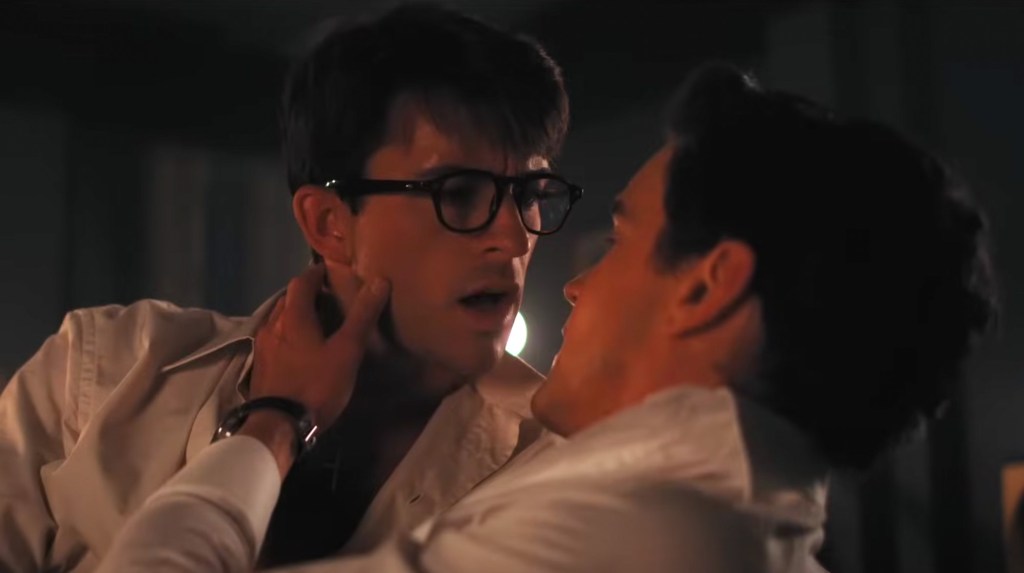 Jonathan Bailey (izquierda) y Matt Bomer (derecha) en una escena de sexo de Compañeros de viaje