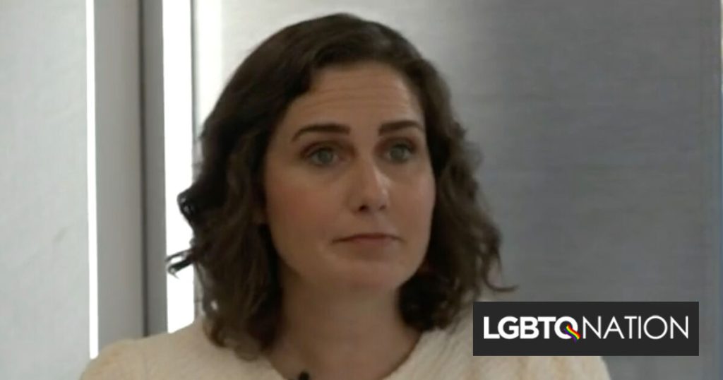 La orgullosa madre de un niño LGBTQ+ derrota a la hija de Antonin Scalia en las elecciones de la junta escolar