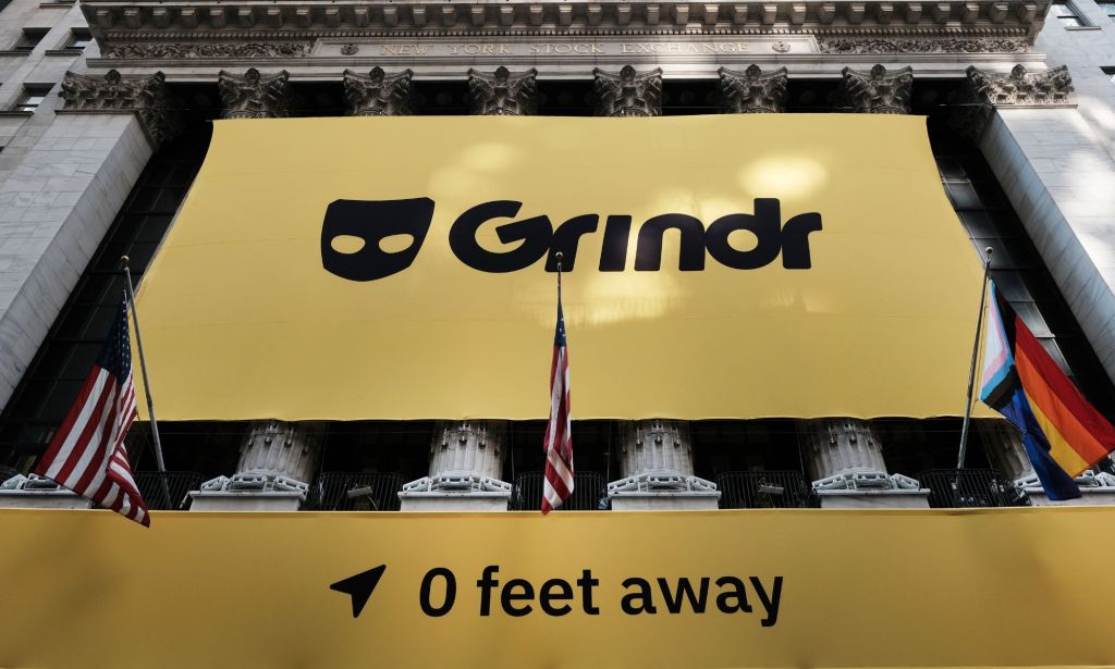 El logo de Grindr en un cartel publicitario de Wall Street.