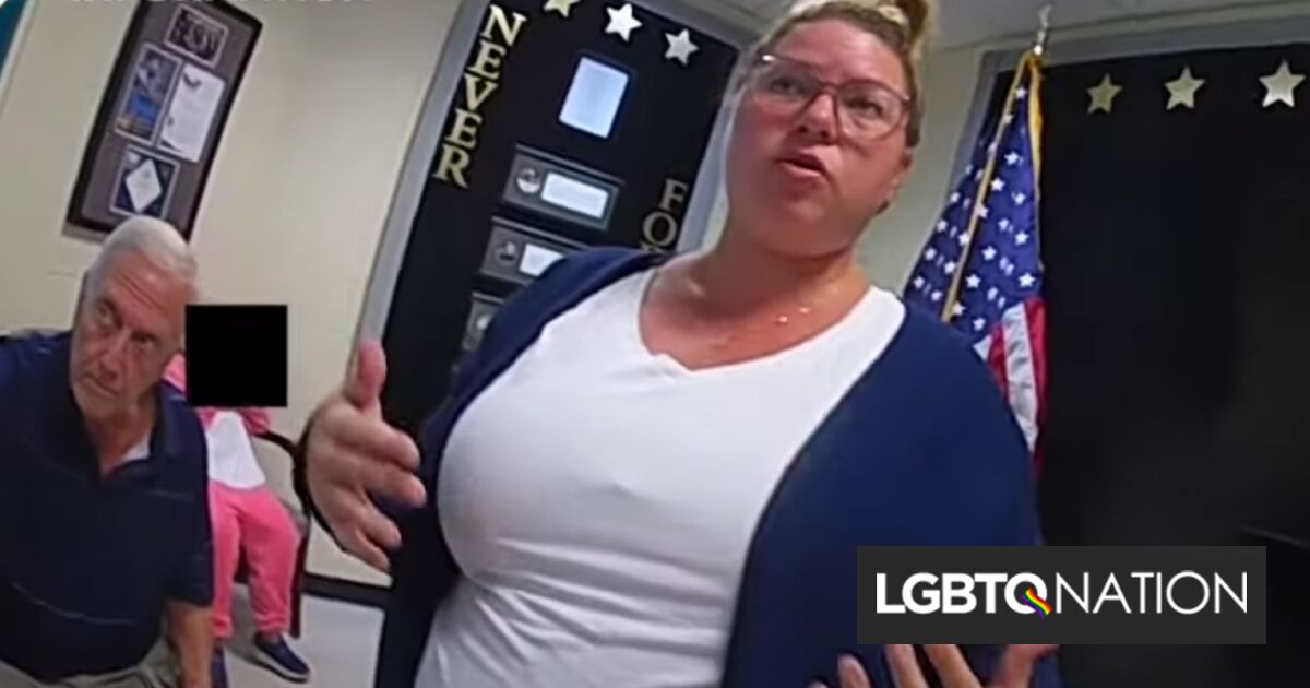 Moms for Liberty llamó a la policía a un bibliotecario por permitir que un joven de 17 años sacara una novela juvenil