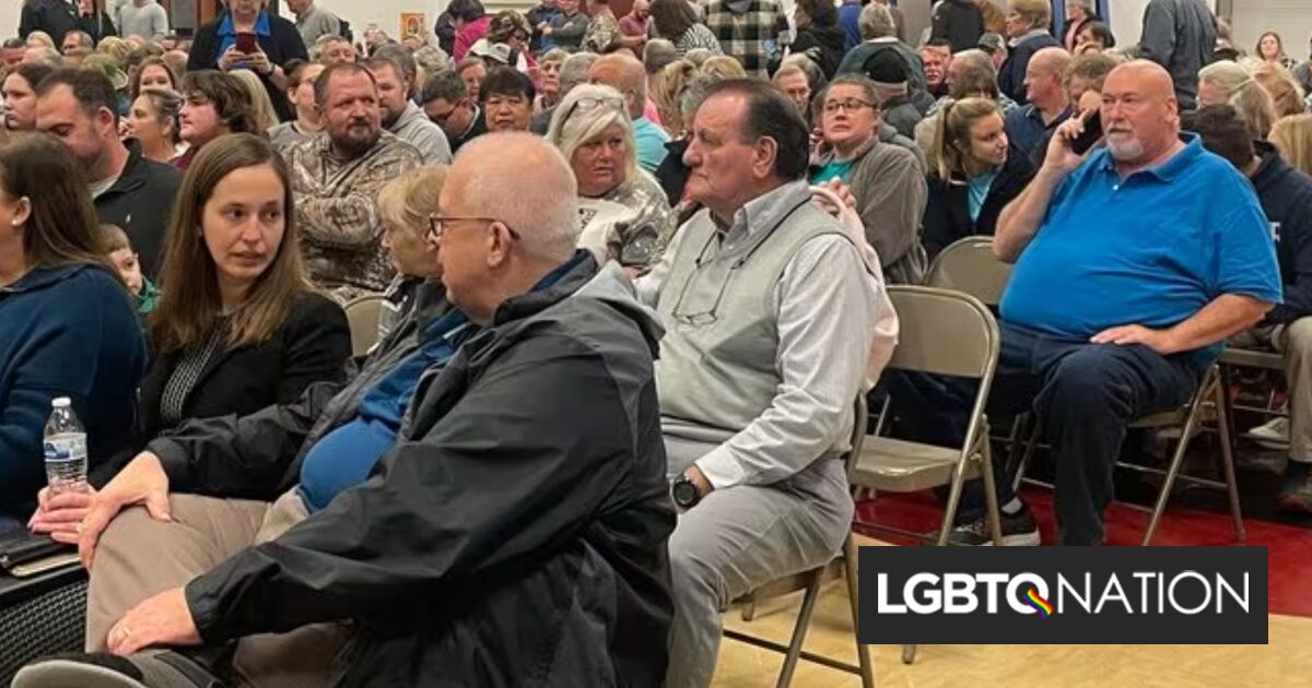 Padres cristianos enojados atacan al consejero escolar que apoyó a su hija lesbiana