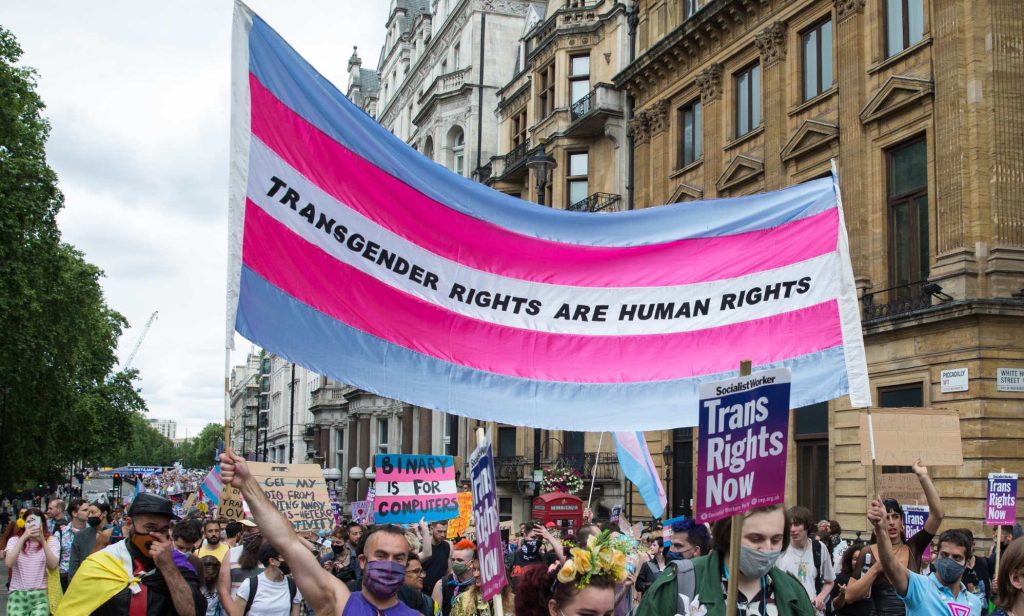 Por qué los estudiantes de Edimburgo siguen impidiendo la proyección de esta película anti-trans