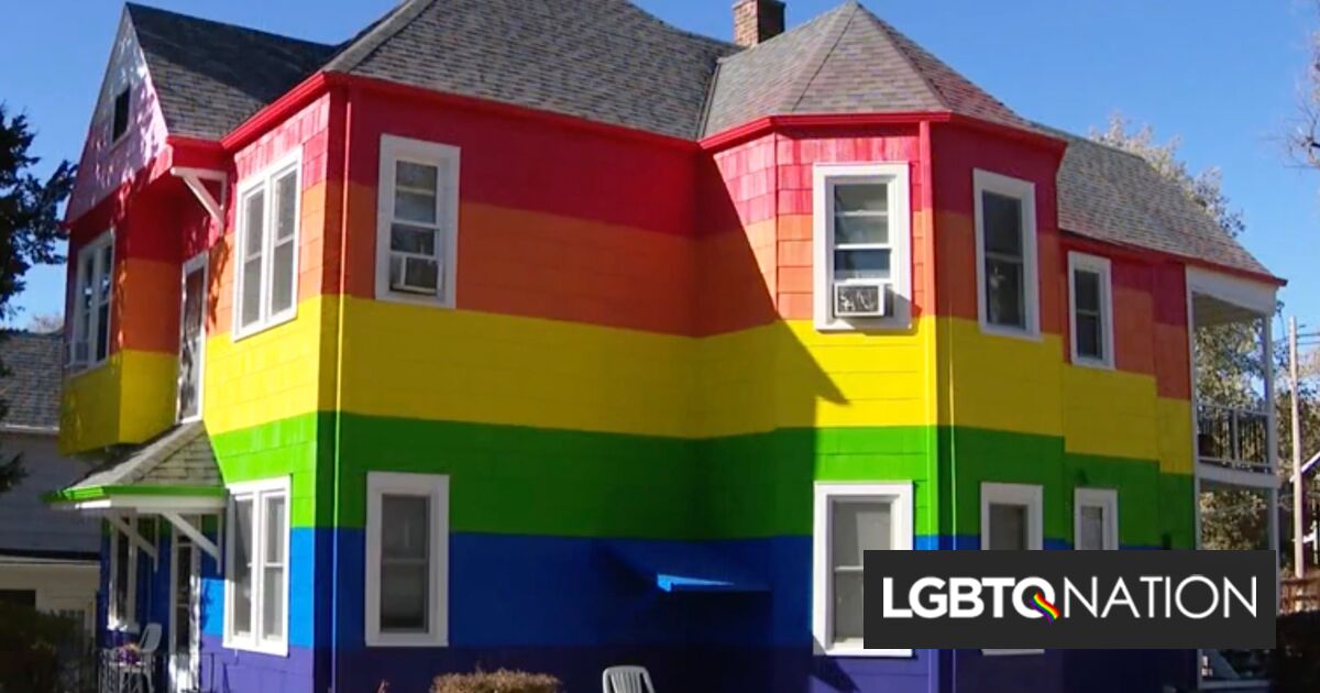 Un hombre pinta un edificio de apartamentos con los colores del arcoíris para vengarse de su vecino anti-gay