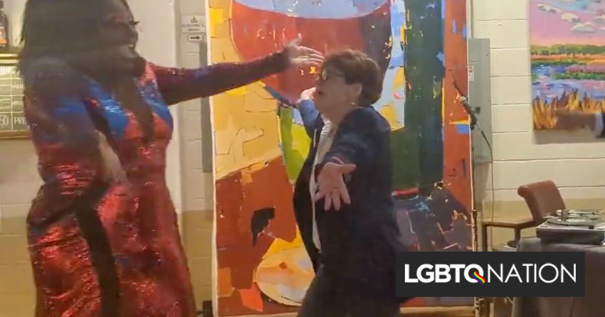 Una concejal lesbiana le pega a Ron DeSantis al organizar una fiesta de victoria en un espectáculo drag