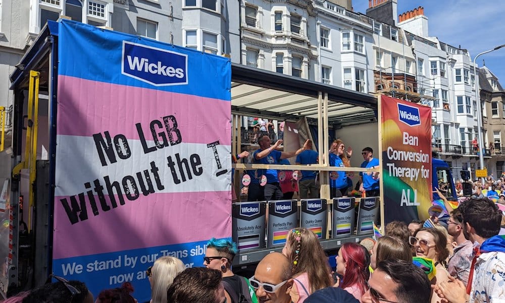Los Wickes flotan en Brighton Pride