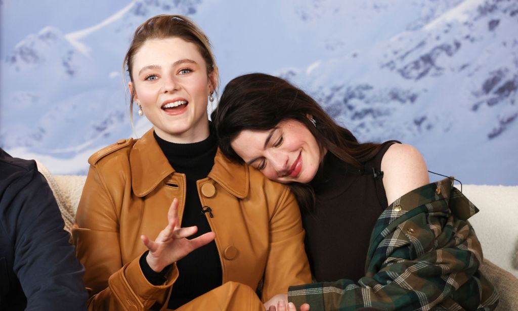Thomasin McKenzie y Anne Hathaway.