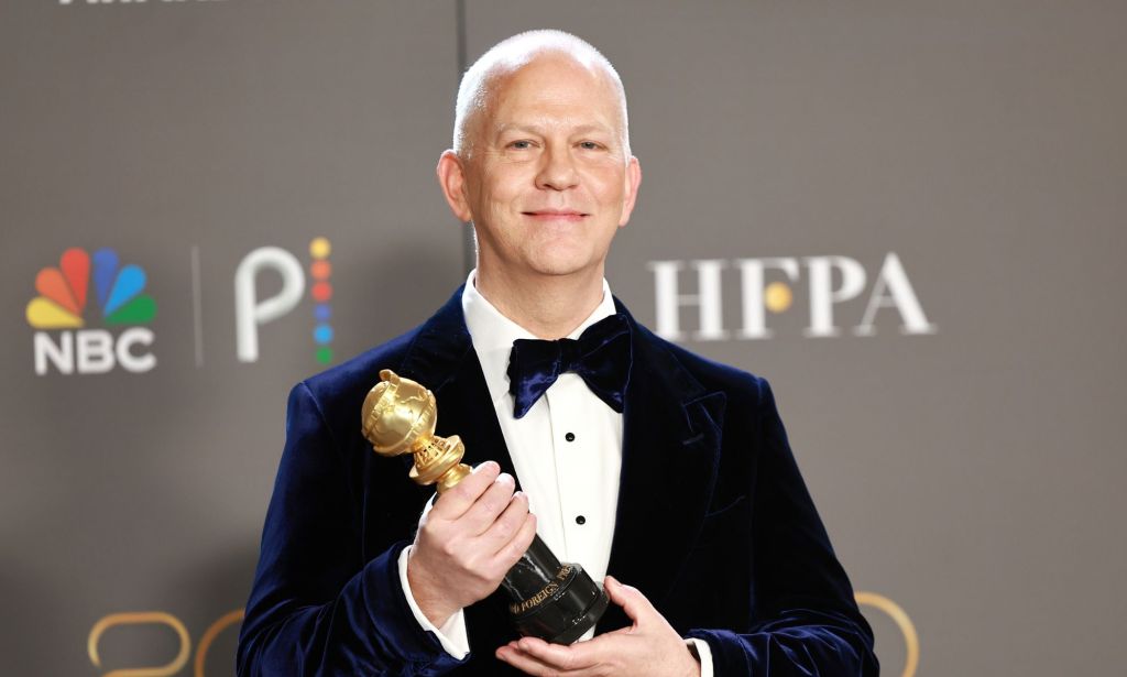 Ryan Murphy sosteniendo su premio Globo de Oro Carol Burnett
