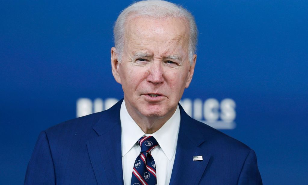 Una imagen a la altura de los hombros de Joe Biden en el escenario de una conferencia de Bidenómica.