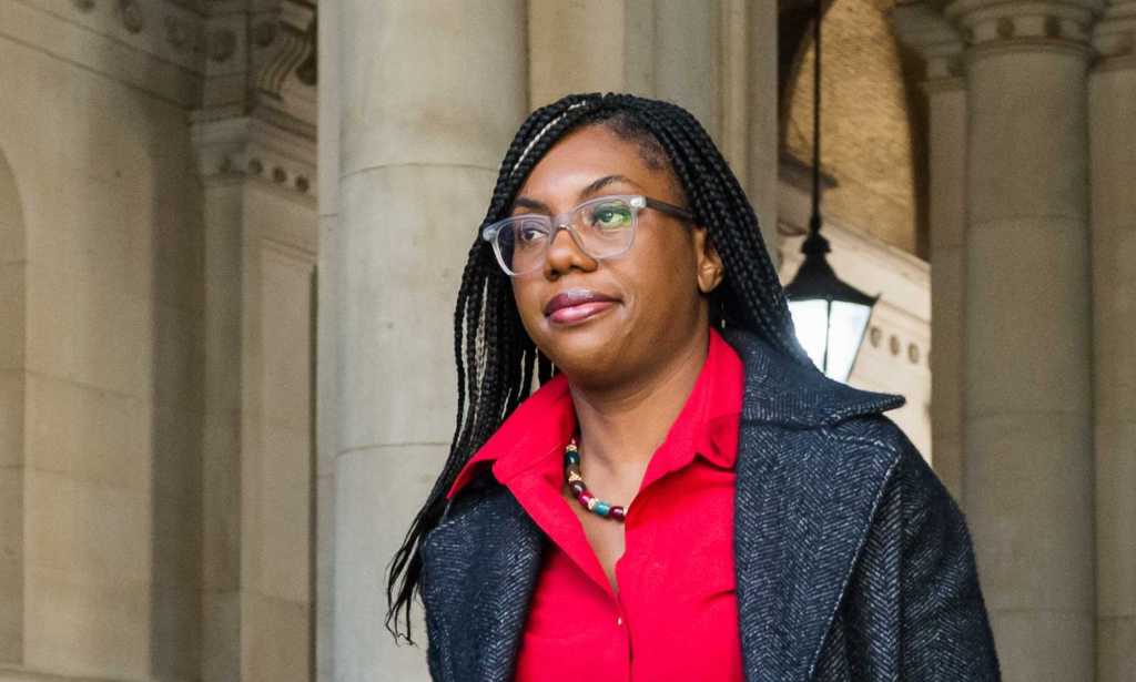 Kemi Badenoch con camisa roja
