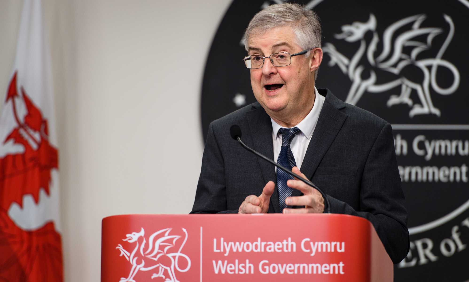 Dimite el primer ministro galés y aliado LGBTQ+, Mark Drakeford
