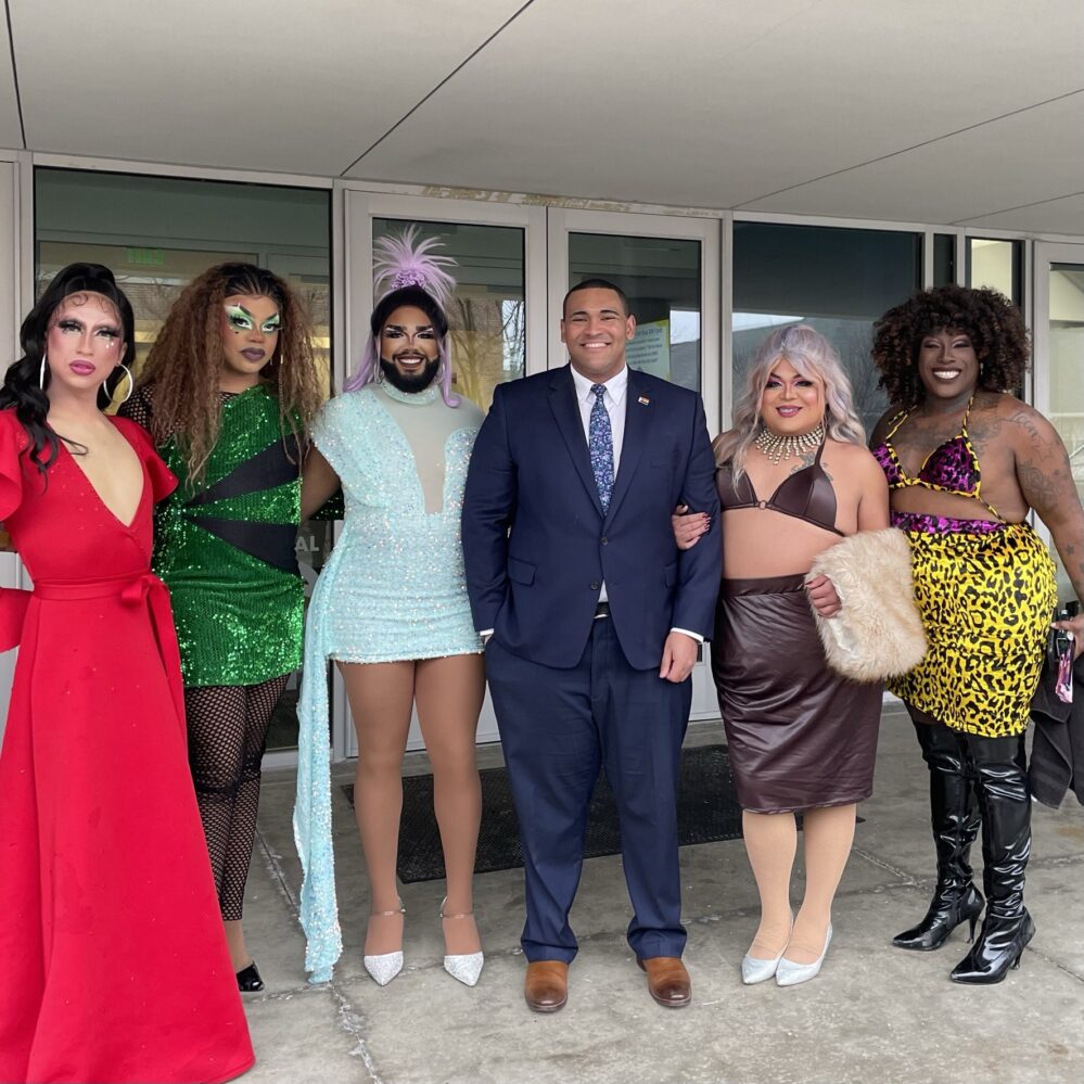 El juez Horn posa para una foto con 5 drag queens