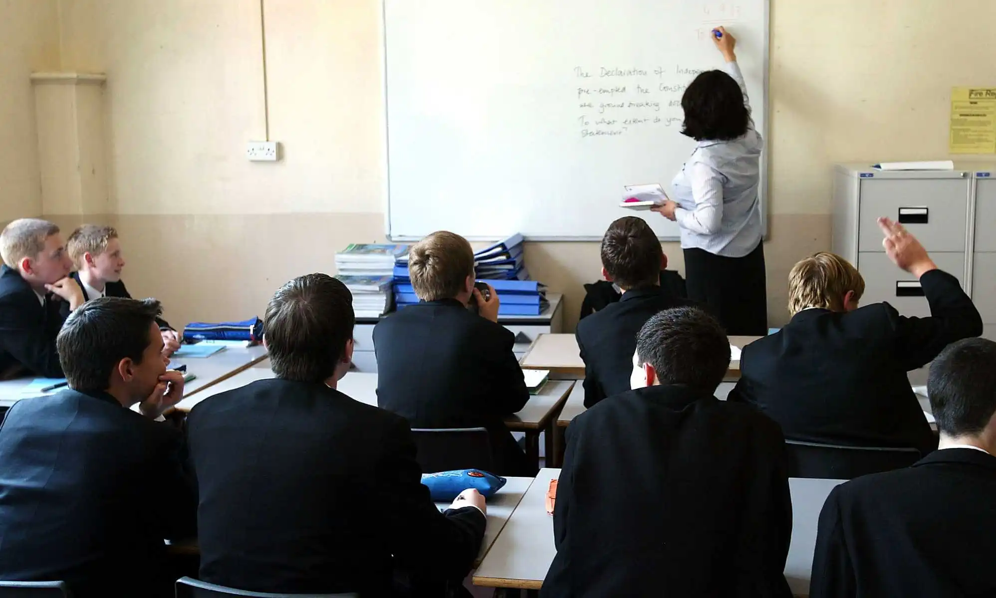 Grupos LGBTQ+ condenan la orientación conservadora 'activamente peligrosa' para escolares trans