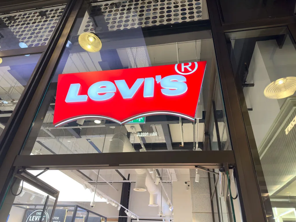 Esta es una imagen de una tienda Levi's.  Su logotipo icónico está en el marco central.
