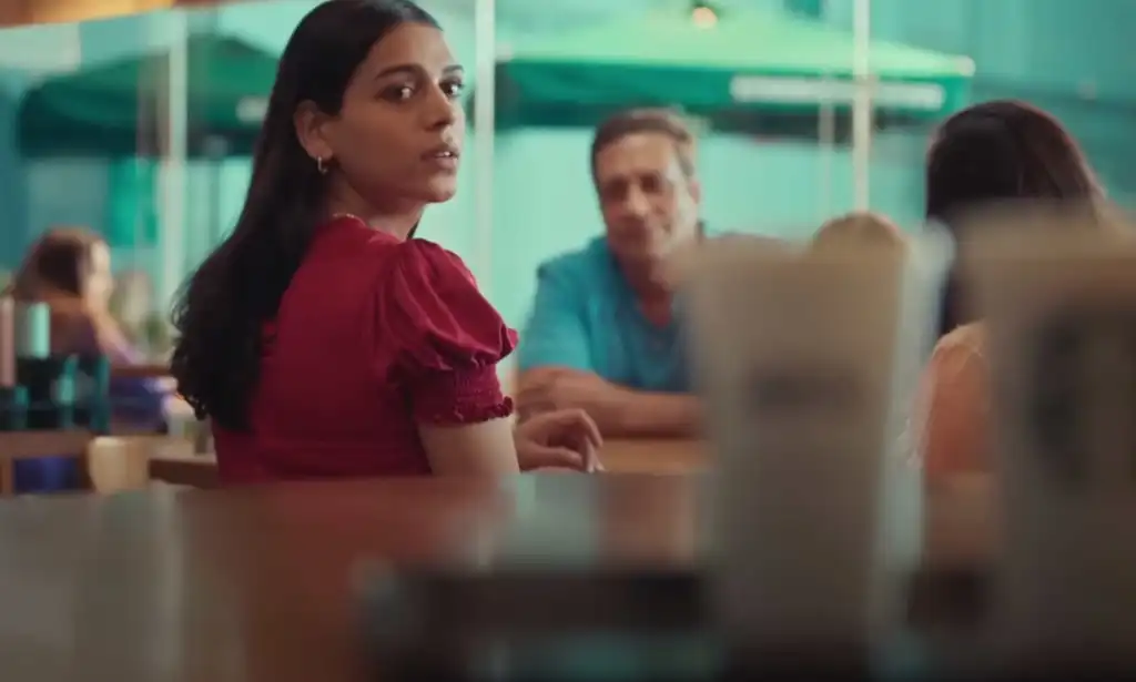 Captura de pantalla del anuncio de Starbucks que muestra a Arpita mirando cafés