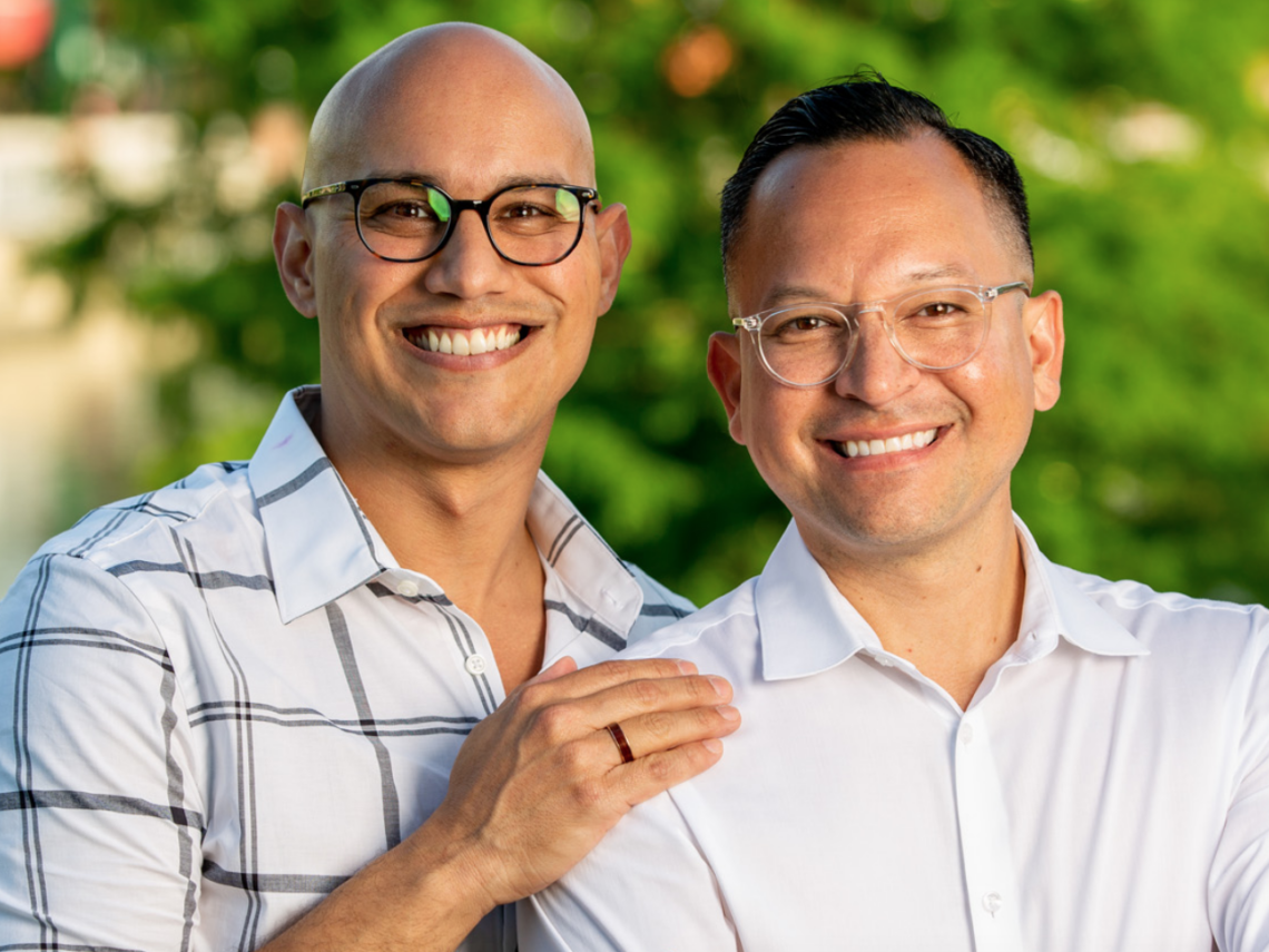 Carlos Guillermo Smith con su esposo Jerick Mediavilla Negron