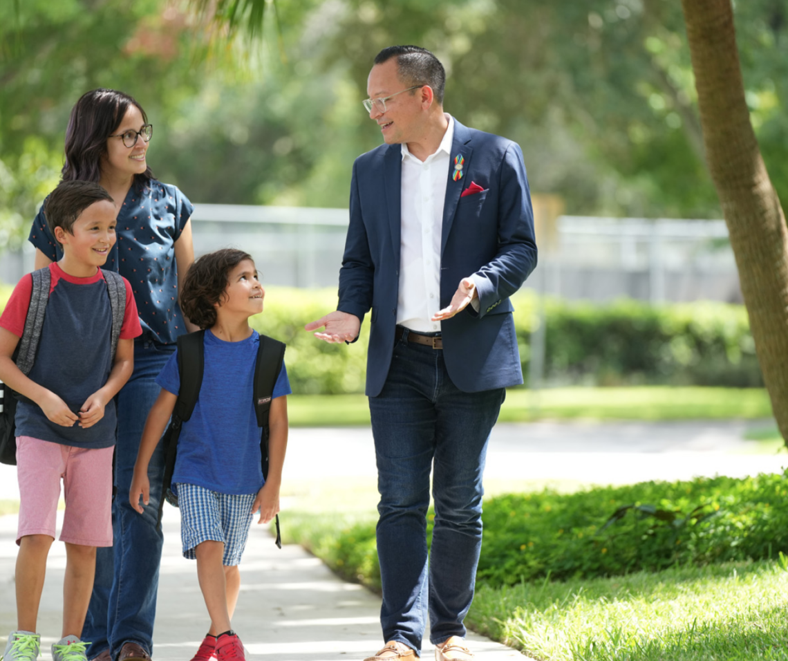 Candidato al Senado de Florida El candidato al Senado de Florida, Carlos Guillermo Smith, hace campaña con algunos futuros votantes.