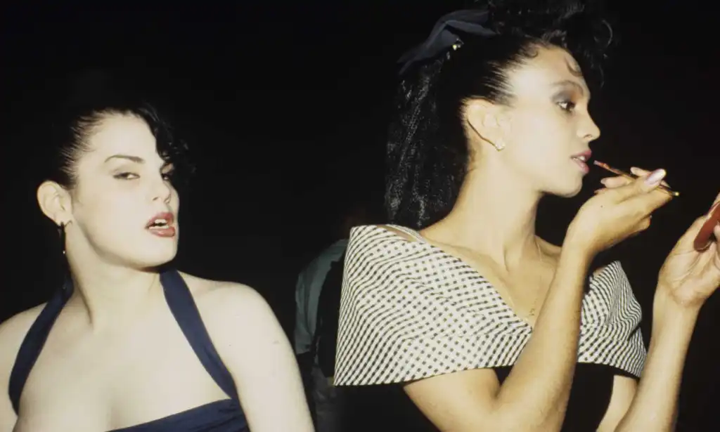 Carmen Xtravaganza (derecha) en un drag ball en 1988 en Harlem, Nueva York, Nueva York.