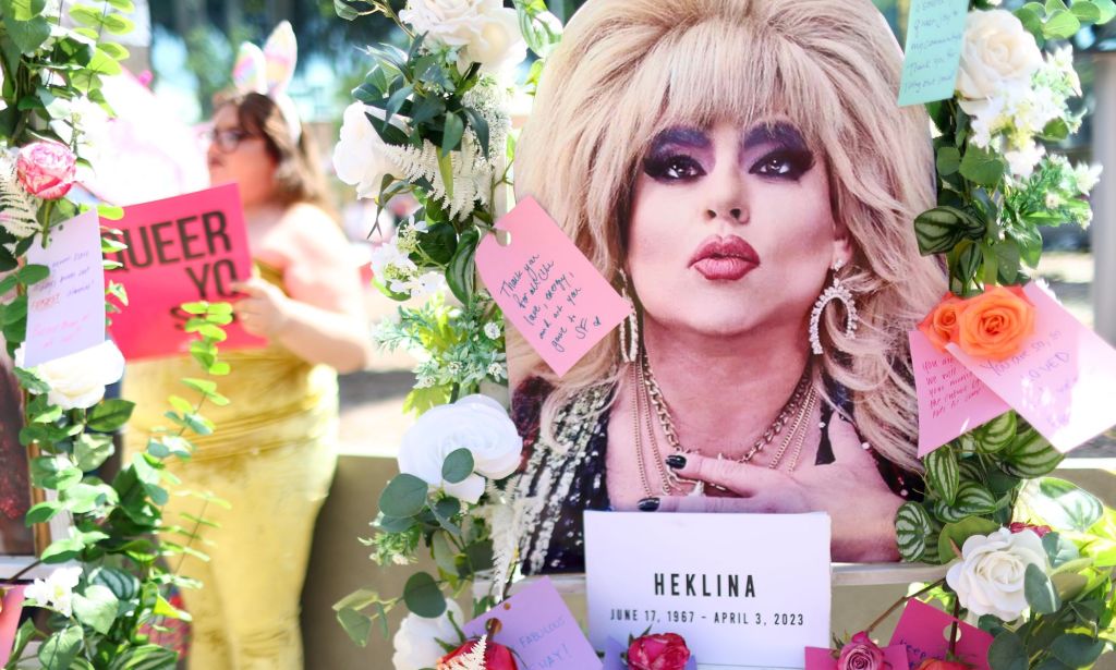 Un monumento lleno de notas cariñosas e imágenes de Heklina, una celebridad LGBTQ+ y querida artista drag de San Francisco que murió en 2023.