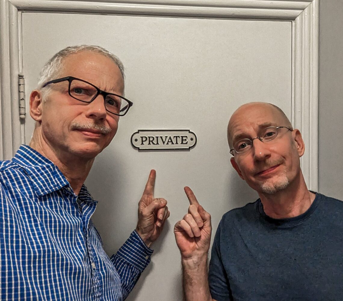 La pareja parada frente a una puerta marcada como "Privado".