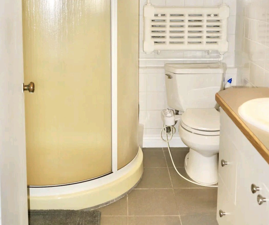 El baño donde ocurrió el crimen.