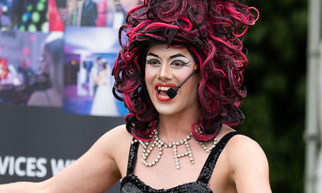 La artista drag Aida H Dee durante un evento de Drag Queen Story Hour en el Reino Unido.