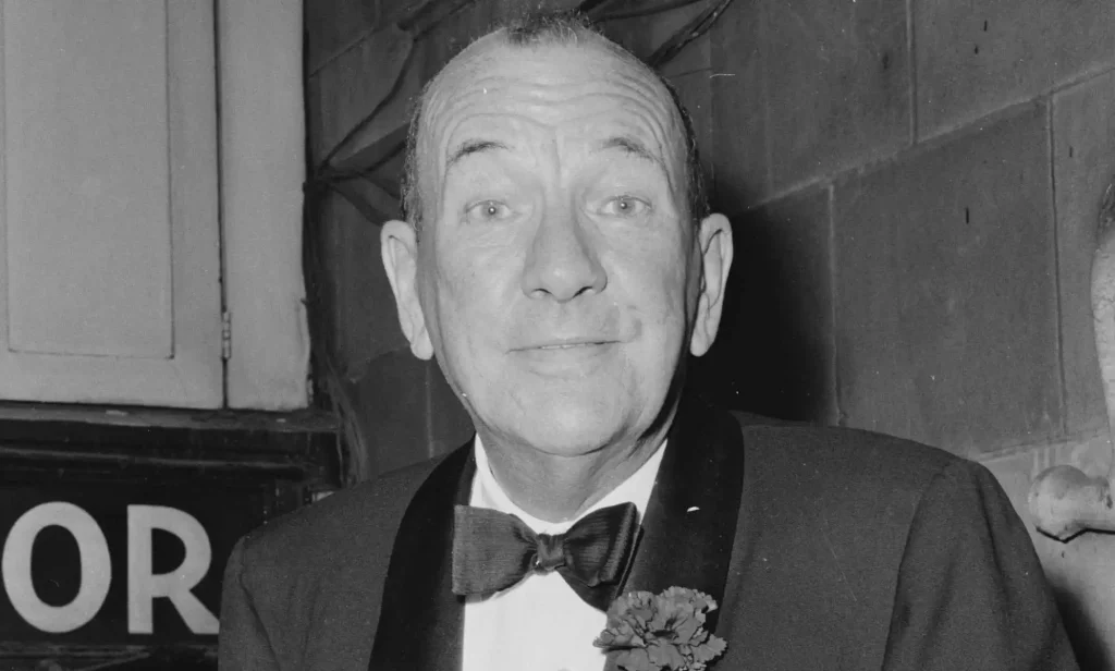 English actor and playwright Noël Coward