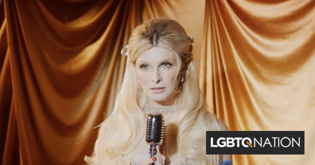 “Blue Christmas” de Dylan Mulvaney es la canción trans navideña que necesitamos en este momento