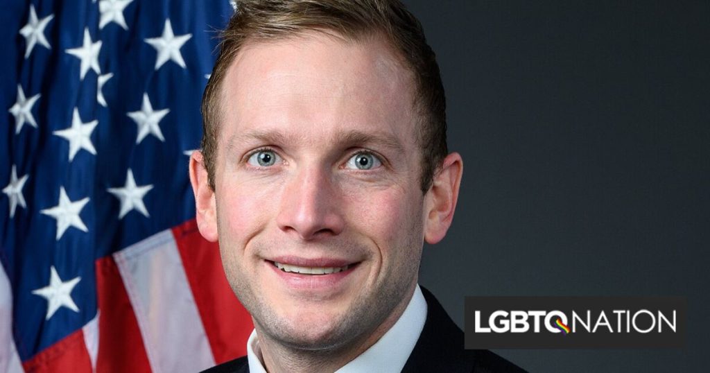 El congresista republicano llama a George Santos un “delincuente” por supuestamente robarle a él y a su madre