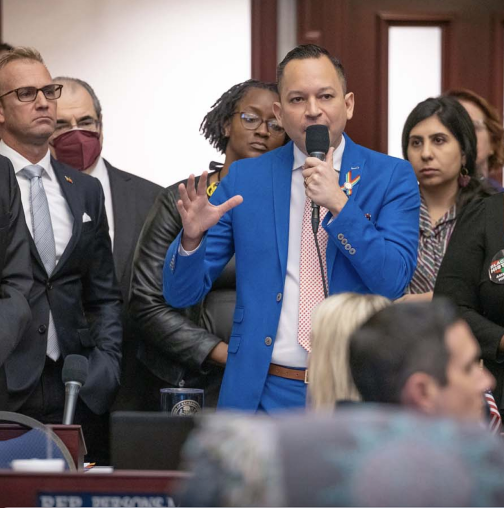 Carlos Guillermo Smith hablando ante colegas de la Legislatura de Florida.