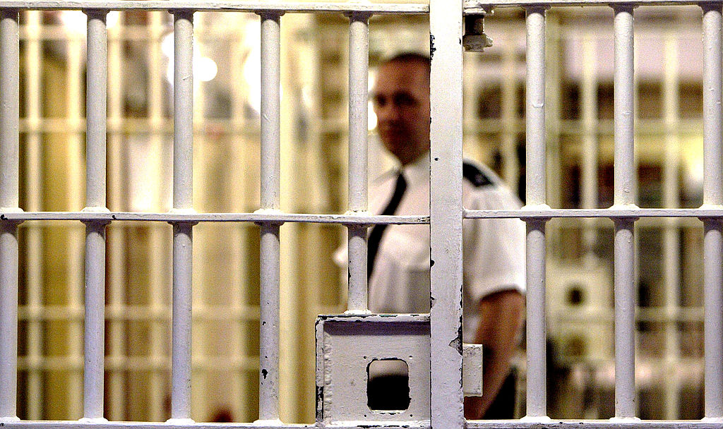 Un guardia de la prisión de Pentonville se encuentra detrás de una puerta cerrada.