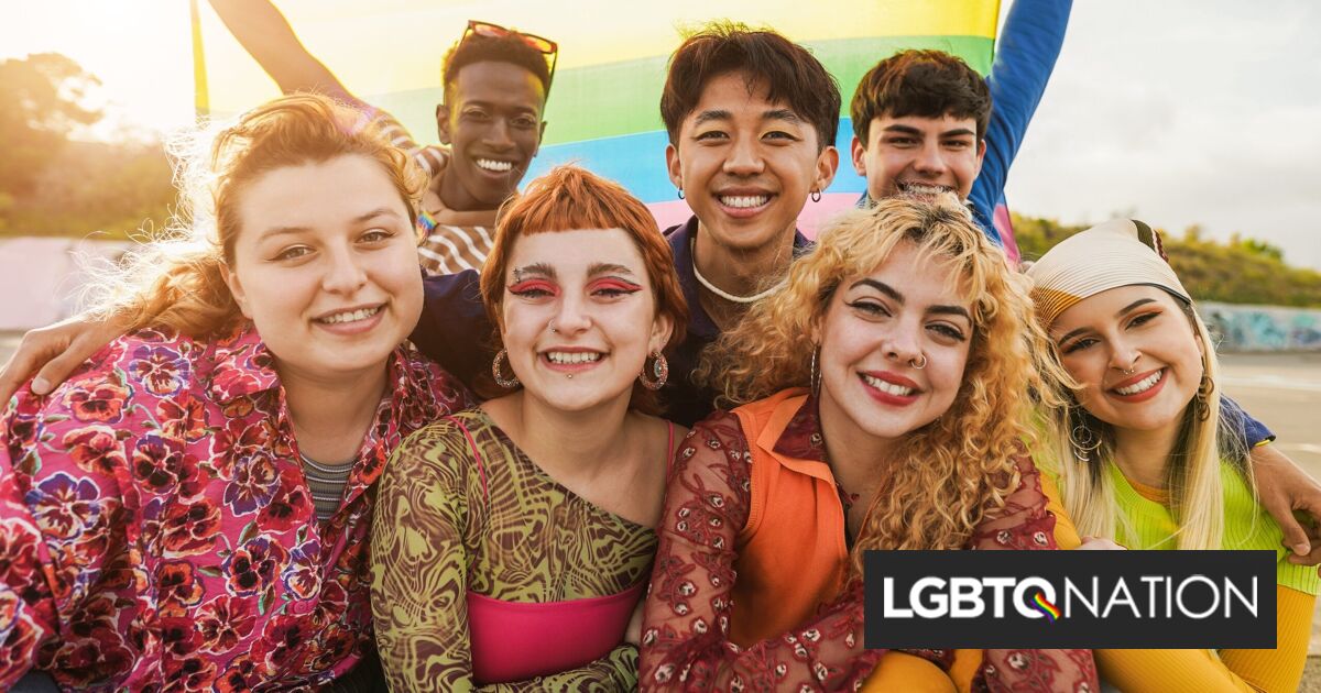 Estudiantes de secundaria critican a Moms for Liberty por su homofobia con letras sorprendentes