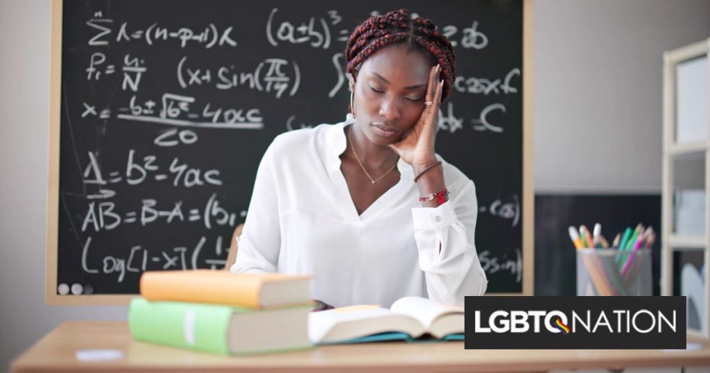 Florida prohibió a los profesores trans y no binarios utilizar sus pronombres correctos.  Están demandando.