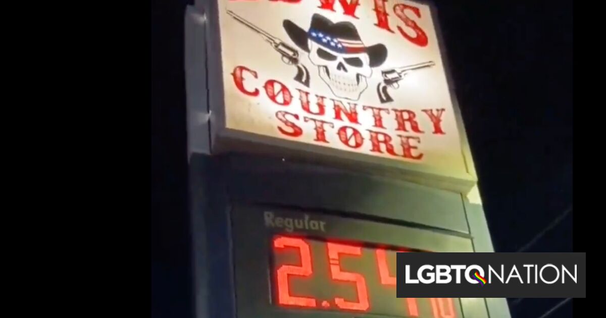 Gasolinera dirigida por el autodenominado “nazi literal” muestra carteles que llaman pedófilos a los homosexuales