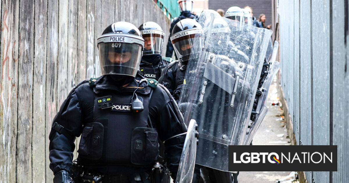 La policía registra el aula tras una denuncia anónima sobre un libro LGBTQ+ “obsceno”