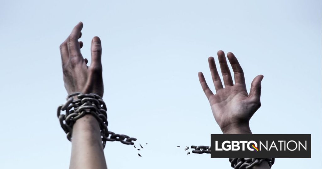 Mi familia me obligó a soportar una violenta terapia de conversión.  Así que me fui de casa y nunca miré atrás.