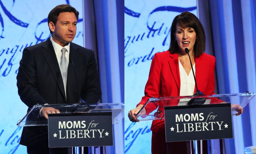 Imágenes lado a lado del gobernador de Florida, Ron DeSantis, y Tina Descovich, cofundadora del grupo anti-LGBTQ+ Moms for Liberty, de pie en los podios.