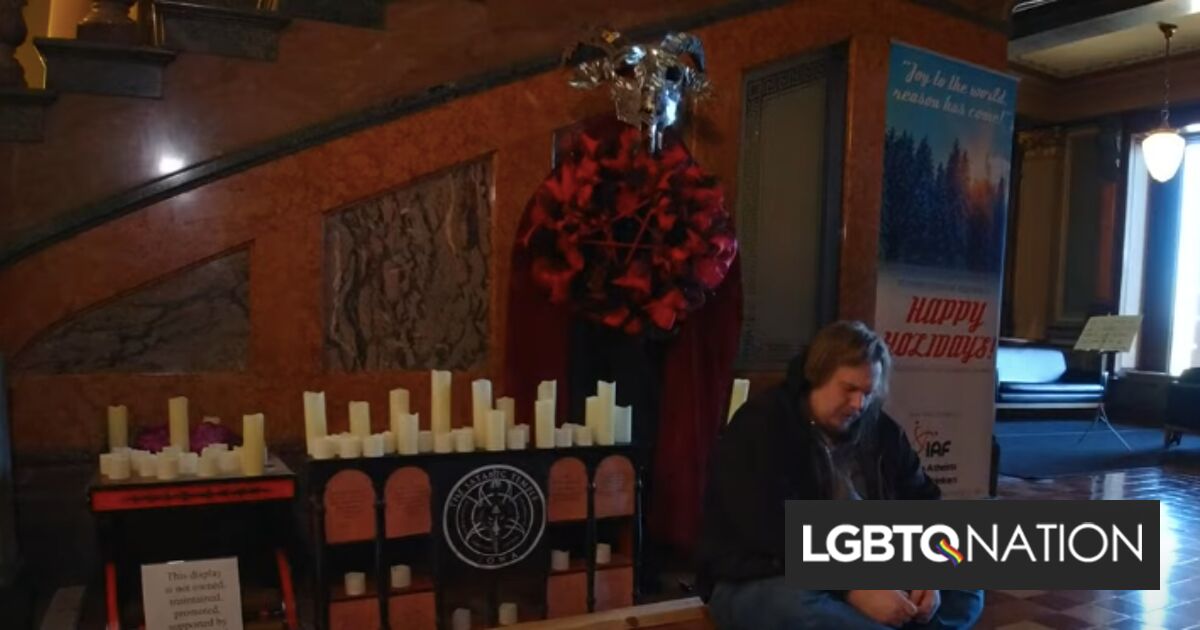 Ron DeSantis se compromete a ayudar al hombre que destruyó la exhibición navideña satánica