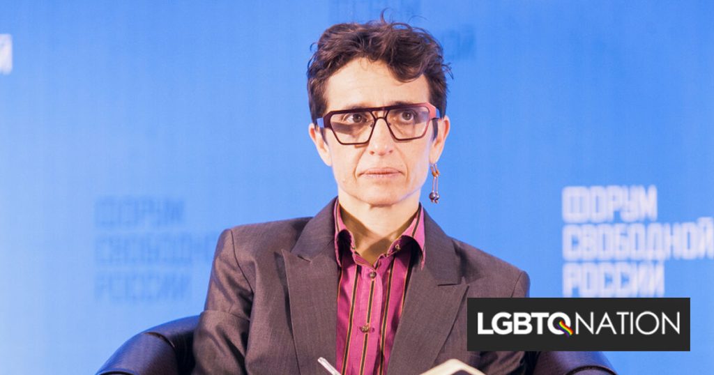 Rusia emite orden de arresto contra periodista trans no binaria por informar sobre Ucrania