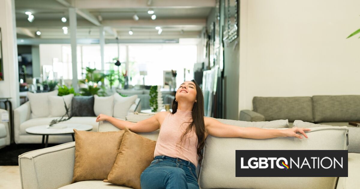 Una mujer heterosexual coqueteó con una vendedora para conseguir un descuento en un sofá hace 30 años.  Ella lo lamenta.