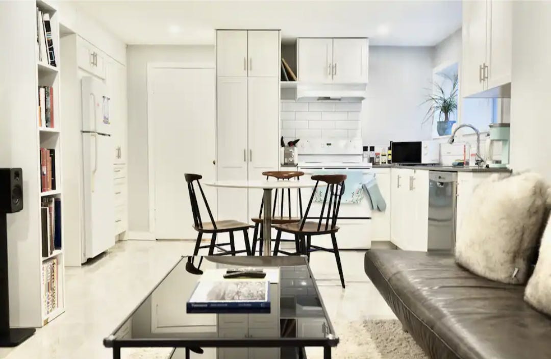 La sala del frente de nuestro Airbnb.