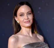 Angelina Jolie con un vestido plateado de Versace en la alfombra roja de Marvel's Eternals