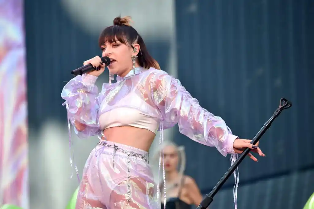 Charli XCX ha anunciado una gira principal y las entradas saldrán a la venta pronto.