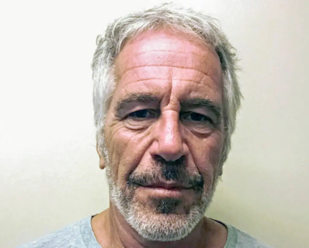 Una foto policial de Jeffrey Epstein
