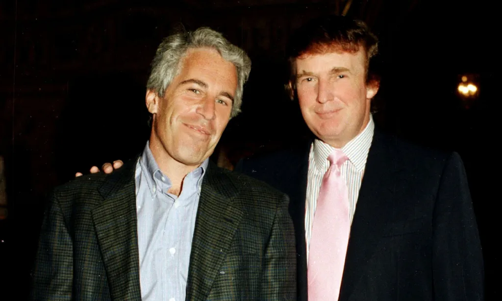 Una foto de Jeffrey Epstein y Donald Trump uno al lado del otro.