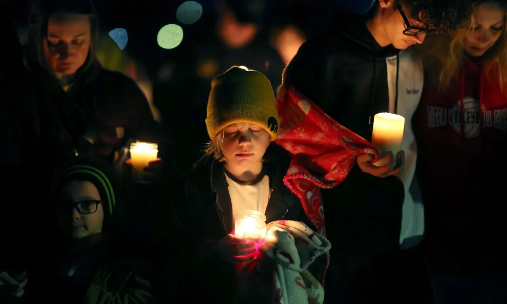 Los miembros de la comunidad se reúnen en el parque Wiese para una vigilia con velas después del tiroteo matutino en el complejo de escuelas secundarias y preparatorias Perry el 4 de enero de 2024 en Perry, Iowa.  Figuras de derecha se han aferrado y difundido información errónea de que el tirador era parte de la comunidad LGBTQ+ y/o se identificaba como trans.