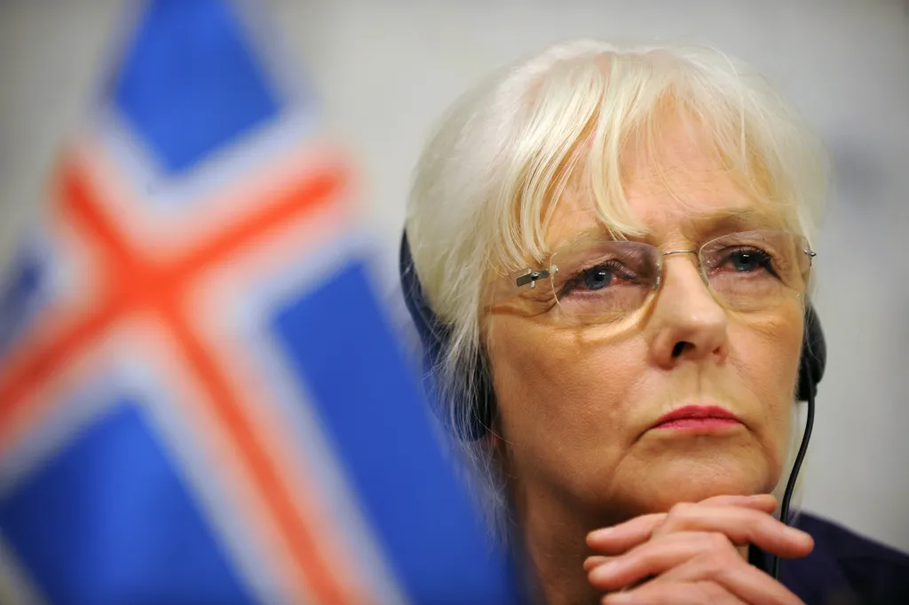 La primera primera ministra gay de Islandia, Jóhanna Sigurdardottir, asiste a una conferencia de prensa durante el Consejo Nórdico y Báltico en Estocolmo el 26 de octubre de 2009. AFP FOTO OLIVIER MORIN (El crédito de la foto debe decir OLIVIER MORIN/AFP vía Getty Images)