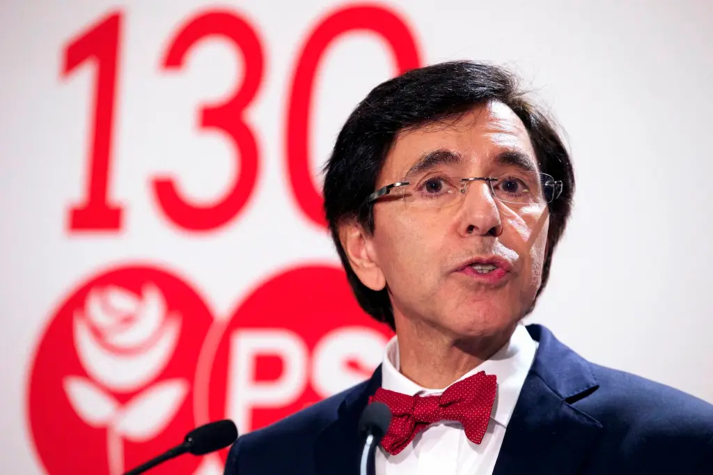 El presidente del Partido Socialista Belga, Elio Di Rupo, pronuncia un discurso en la conmemoración del 130 aniversario del partido socialista Parti Ouvrier Belge (POB) en el Ayuntamiento el 4 de abril de 2015, en Bruselas.  AFP PHOTO / BELGA / NICOLAS MAETERLINCK (Foto de NICOLAS MAETERLINCK / BELGA / AFP) (Foto de NICOLAS MAETERLINCK/BELGA/AFP vía Getty Images)